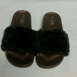 Women's slippers & flip flops.
